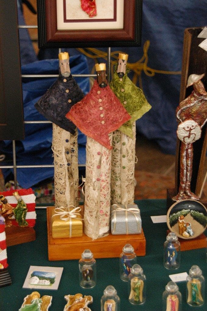 Como medidas de prevención, se tomará la temperatura a cada artesano participante, el uso de mascarilla obligatorio en todo momento, habrá estaciones con desinfectante de manos en diversos espacios, habrá un espacio de seis pies de distancia entre cada mesa y se marcarán varios espacios frente a las mesa para que el público mantenga las medidas de seguridad.
<br>