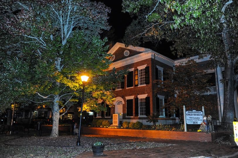 <b>Dahlonega</b>
<br>
<b>Sitio web</b>: 
<a href="https://www.dahlonega.org/">https://www.dahlonega.org/</a> 
<br>
<b><a href="https://maps.app.goo.gl/XnxjjRX6oTaQTsKZ9">Cómo llegar</a> </b>
<br>
<br>Conocido como el hogar de la fiebre del oro de Georgia en la década de 1820, la historia de Dahlonega se remonta a las tribus nativas locales. El pasado trágico incluye el Sendero de Lágrimas y la Guerra Civil, que desempeña un papel en las apariciones que se dice que son recurrentes aquí. Se han visto soldados en el cementerio Mount Hope y muchos dicen que se siente una energía oscura en el edificio Fred Jones.