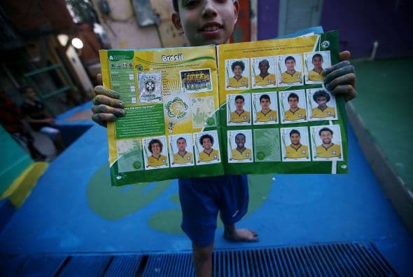Los más pequeños están apurados por llenar su álbum mundialista.