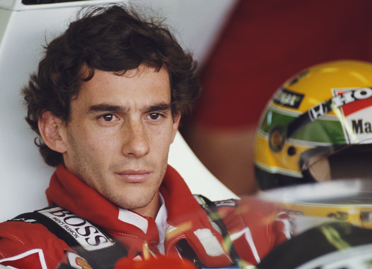 Ayrton Senna da Silva nació el 21 de marzo de 1960 en la ciudad de Sao Paulo, Brasil. Como es común entre los conductores de Fórmula 1, el joven Ayrton comenzó su carrera como piloto en la disciplina del karting a los 13 años, llegando coronarse como campeón suramericano de karting en 1977. Senna compitió en el Campeonato Mundial de Karting entre 1978 y 1982, llegando entre los finalistas en 1979 y 1980. 
<br>
<br>En 1981, Senna se mudó a Inglaterra para iniciar su carrera en monoplazas de ruedas abiertas Fórmula Ford 1600 con la escudería Van Diemen, ganando ese mismo año los campeonatos locales de RAC y Towsend-Thoreson.