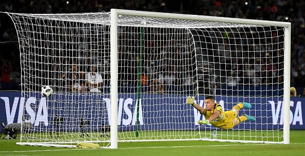 La barrera del Gremio se abrió durante el cobro y el disparo de Ronaldo se coló por ahí, entrando pegado al poste. El lusitano sigue en plan grande.