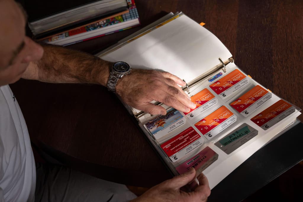 6️⃣ En 2018, en tributo 
<b><a href="https://www.univision.com/musica/fallecio-david-bowie-a-los-69-anos-de-edad" target="_blank">al artista británico David Bowie</a></b>, MetroCard lanzó una serie de tarjetas, destacando momentos icónicos de su carrera. Para conseguir una, había que llegar hasta algunas estaciones, específicamente, 
<b>Broadway-Lafayette </b>y otras cercanas de Soho, donde el artista vivió.
<br>En su colección, Radin cuenta con elllas.