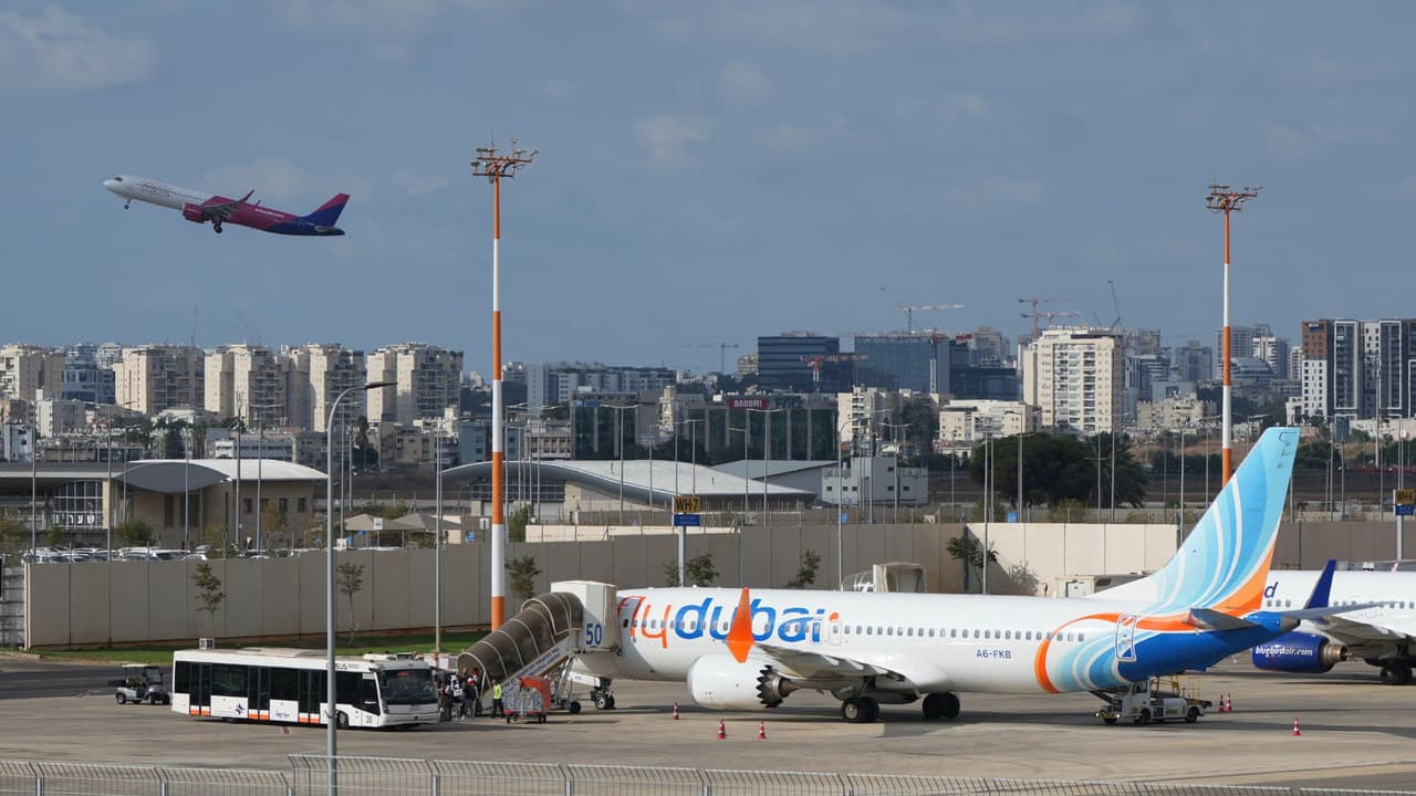 Minuto a minuto: Recuento de la emergencia en un avión de Flydubai; Trump habló de la persona que salvó el avión