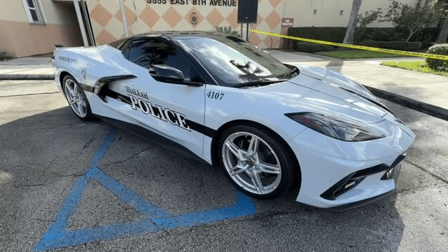La Policía de Hialeah destinó un Chevrolet Corvette confiscado durante una investigación criminal a su nueva unidad especializada de tránsito, donde funcionará exclusivamente como vehículo de divulgación comunitaria para promover la seguridad vial en eventos públicos, en lugar de realizar controles o persecuciones
<br>