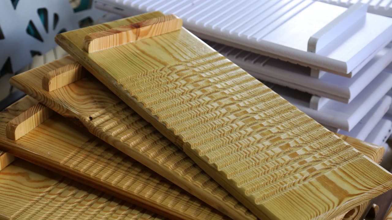 Sin lavadoras por falta de luz, este empresario en Puerto Rico supo cómo hacer negocio: tablas de lavar ropa