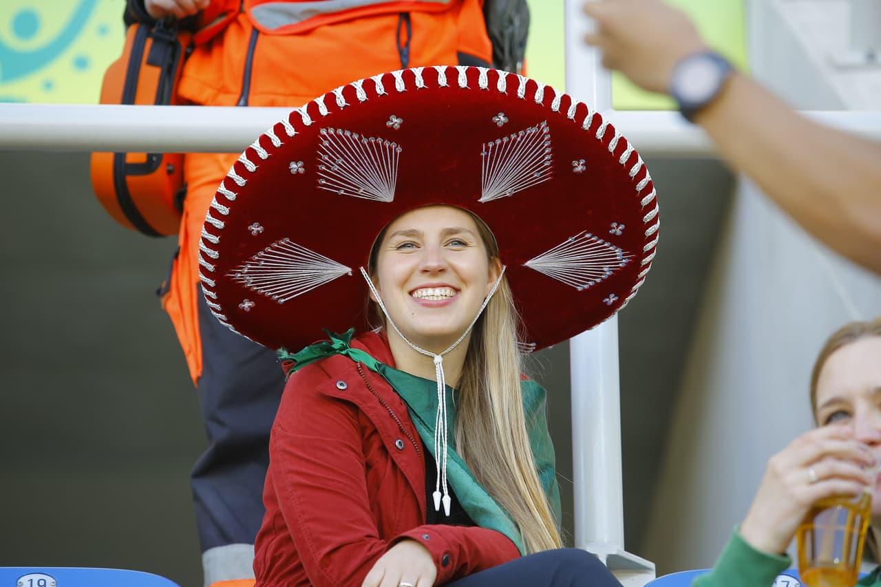 Algunas de las fanáticas mexicanas eran captadas por las cámaras en el estadio por su belleza.