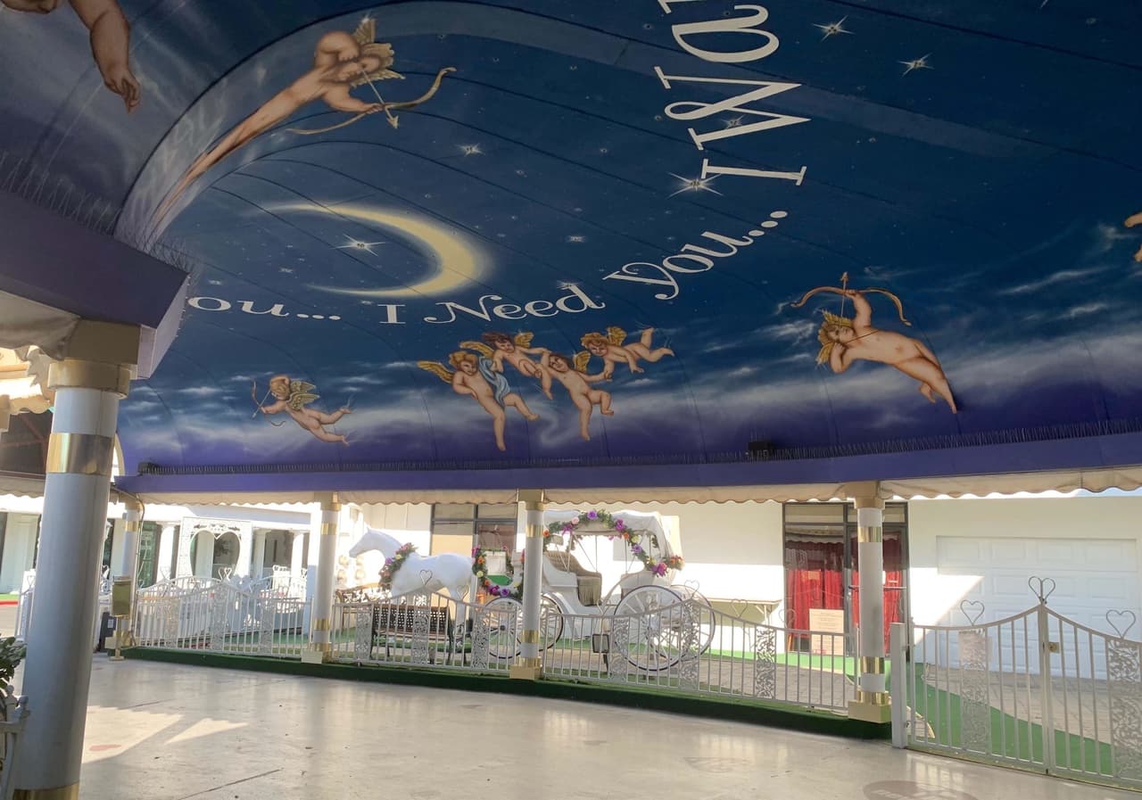 Existe un túnel para autos que también sirve para que algunas parejas se casen en él por un 
<b>precio de 95 dólares.</b>
<br>