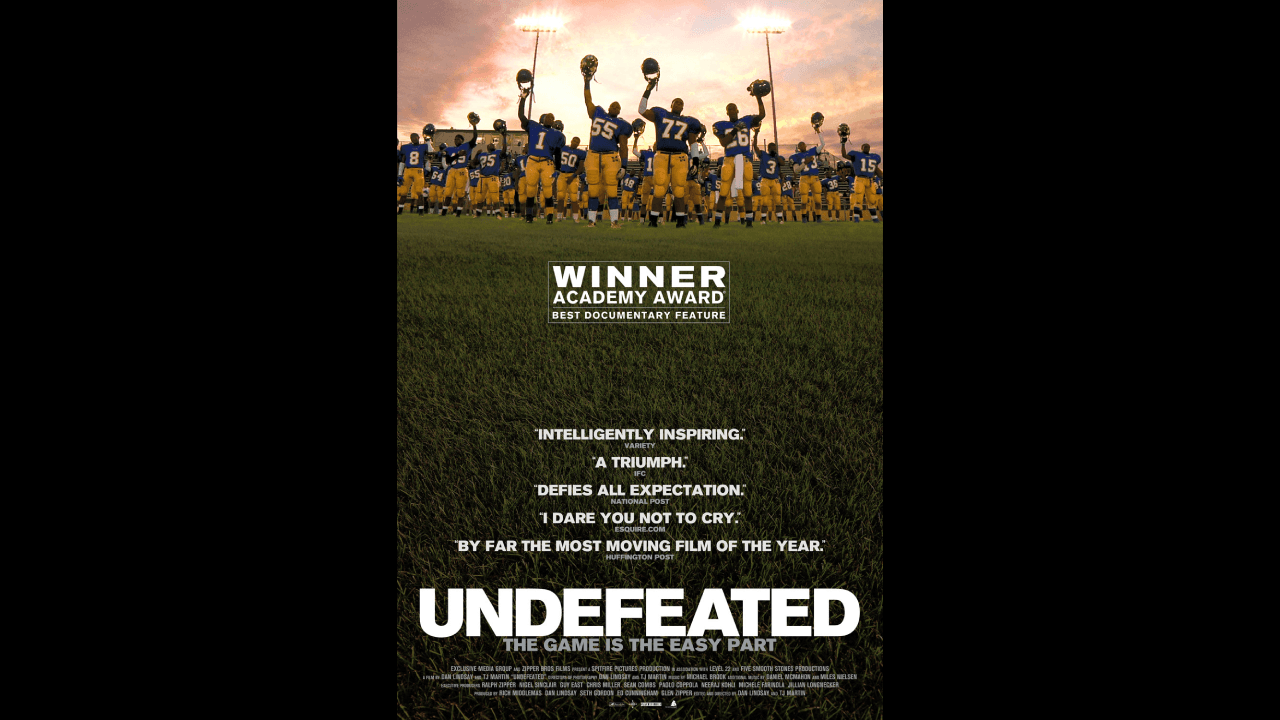 'Undefeated' (2011) | La escuela secundaria de Manassas, en Memphis, no es conocida por su éxito académico o atlético, pero un nuevo entrenador de fútbol le da la vuelta al equipo de fútbol con fondos insuficientes, lo que aumenta la moral de los estudiantes.