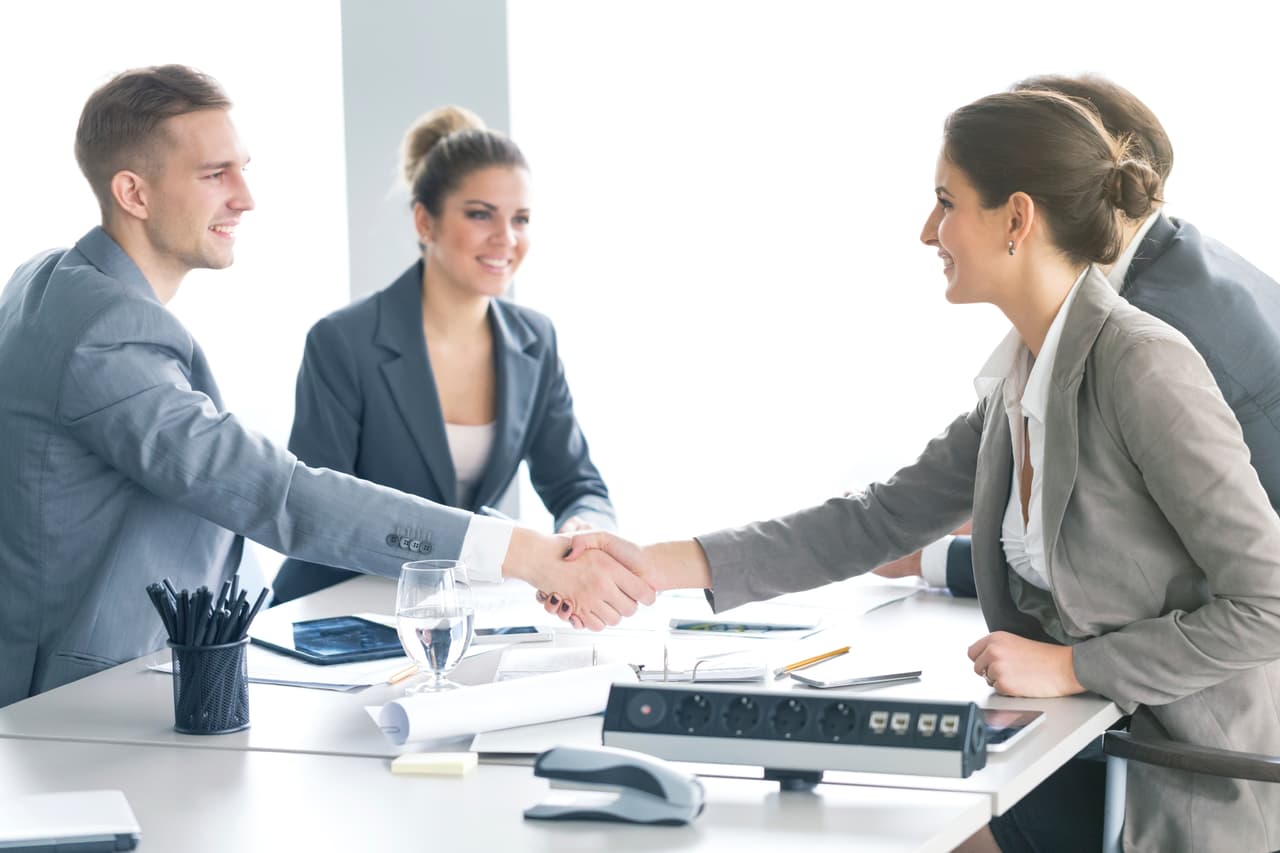 9. "En mi empleo anterior...". Aun si has sido contratada por tu experiencia y conocimientos previos, nadie desea que CADA aspecto de su trabajo sea comparado con el funcionamiento de otras instituciones. Al hacerlo, pones en cuestión tu lealtad hacia tu empleador, explicó Amanda Augustine, experta en asesoramiento profesional en TopResume.