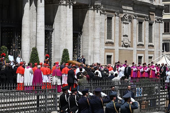 El féretro del papa Francisco entra a la Basílica de Santa María la Mayor tras los actos funerarios que se desarrollaron en la plaza de San Pedro, en el Vaticano. Este fue el lugar elegido por el papa para el descanso de sus restos. Es una de las obras arquitectónicas más importantes de Roma y cuenta con 16 siglos de historia. Además de su valor artístico, tiene un fuerte significado para los jesuitas, ya que en ella San Ignacio de Loyola, el hombre que sentó las bases de la Compañía de Jesús, conocida como los Jesuitas, celebró su primera misa.