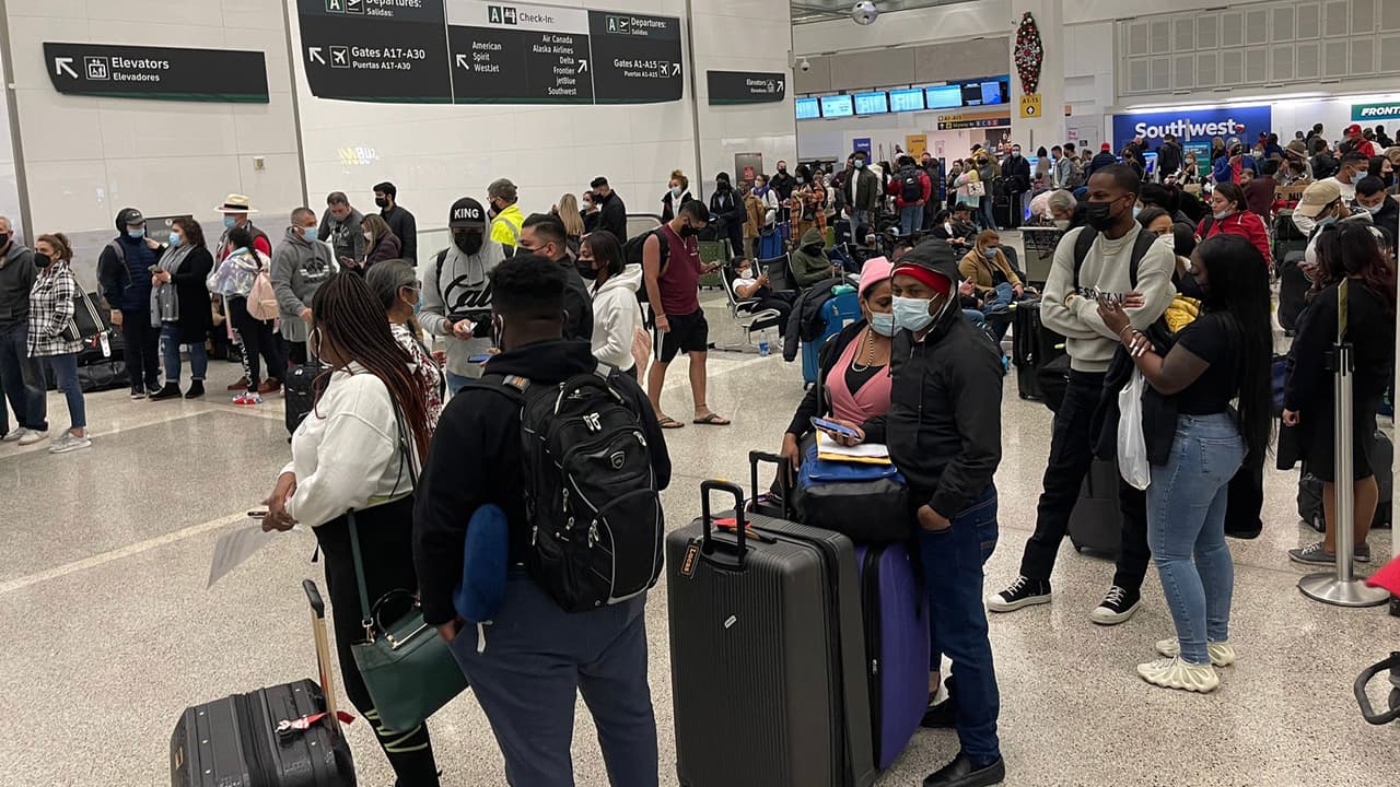 Miles de personas que viajan de Houston están atravesando por difíciles momentos con la 
<a href="https://www.univision.com/local/houston-kxln/variante-omicron-texas-viaje-covid-19-fotos">cancelación</a> de cientos de vuelos.