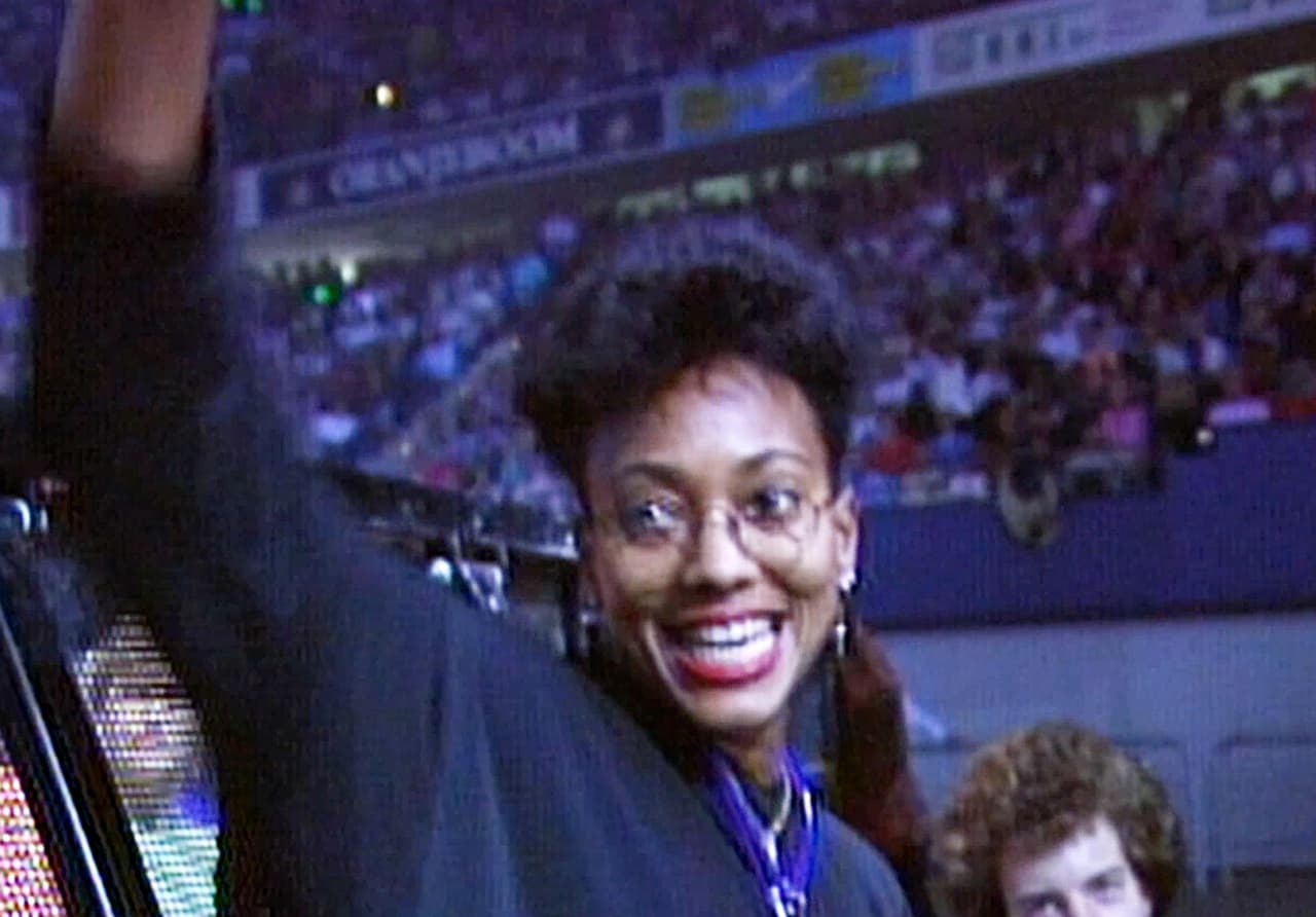 Crawford lanzó a la venta el libro 'A song for you: my life with Whitney Houston', en donde relata sus memorias sobre lo que vivieron más allá de una amistad.