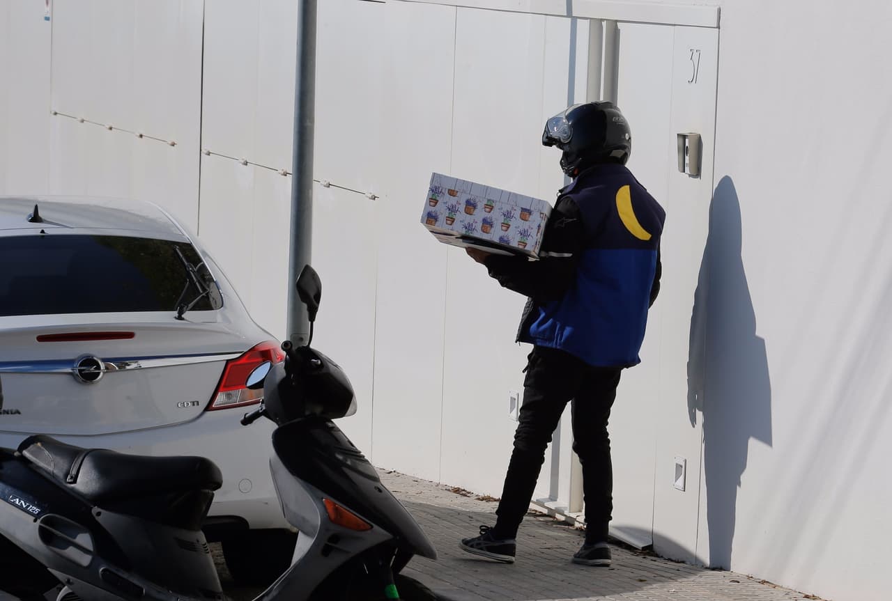 Desde que anunció la posposición del inicio de su gira 'El Dorado', Shakira ha estado recibendo flores y otros regalos que buscan animarla en este momento, que describió como "una pesadilla".