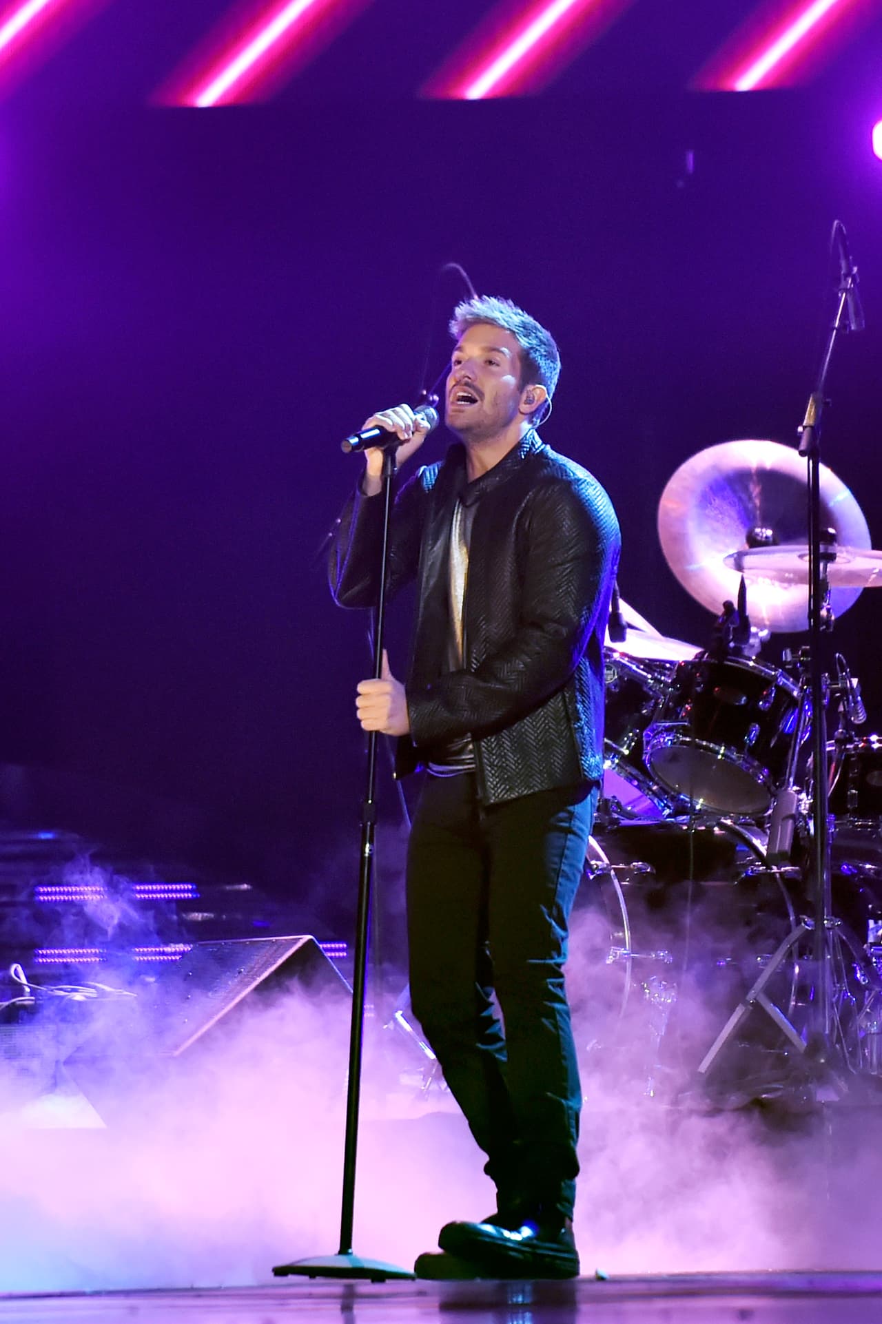 Pablo Alborán escribió su nombre como parte del espectáculo de Latin GRAMMY 2018 con 'No Vaya a Ser'.