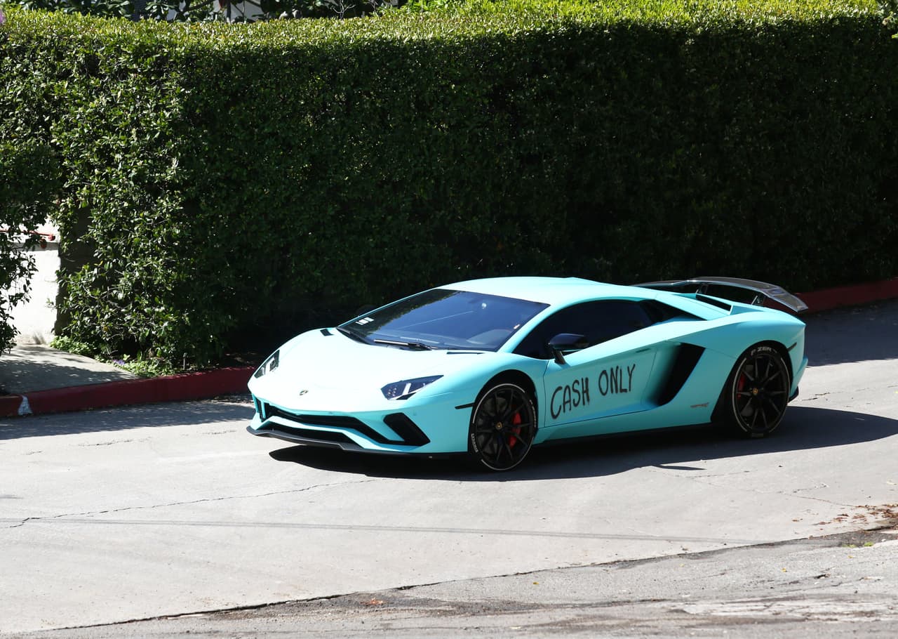Recordemos que en abril pasado Justin Bieber y su 
<b>Lamborghini Aventador</b> 
<b>S</b> color azul turquesa aparecieron rodando por las calles de Los Ángeles, California con la frase 'Cash Only' (solo efectivo) pintada en ambas puertas.