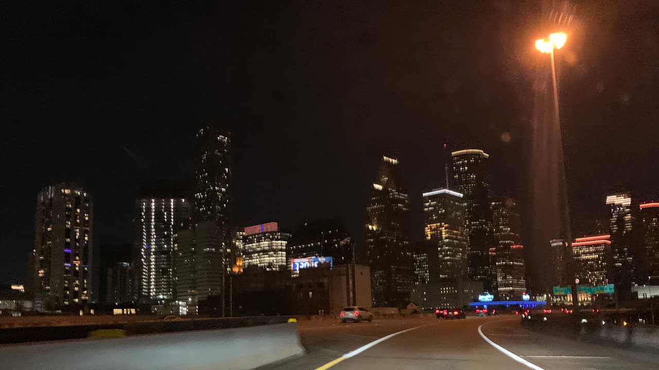 El programa en Washington D.C. enfatizó la importancia de mirar hacia atrás y recordar las vidas que hemos perdido a causa del coronavirus mientras nos enfocamos en la esperanza de un nuevo camino y un futuro más brillante.