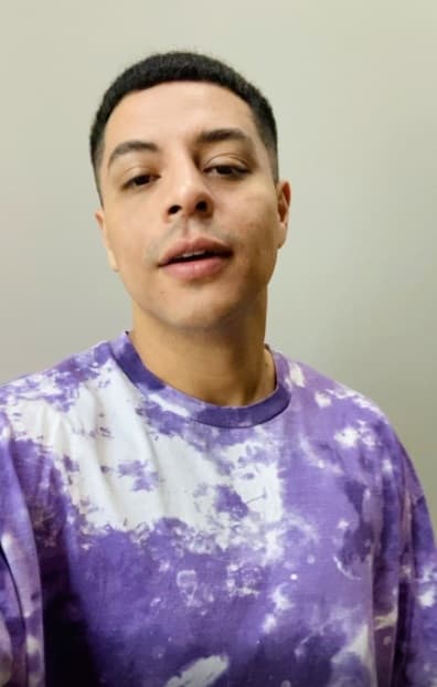 El cantante confesó que durante el fin de semana tomó alcohol en exceso, lo cual agudizó los malestares de la hernia hietal. "Era 
<b>un dolor en el corazón y en la espalda</b>. Me caí y sentí que cuando pasa eso sentí caliente como si me prendieran fuego, pero más por la espalda. Ya 
<b>no aguanté y me desvanecí y fue cuando llegó la ambulancia</b>”, contó Caz durante una transmisión en vivo en Instagram.