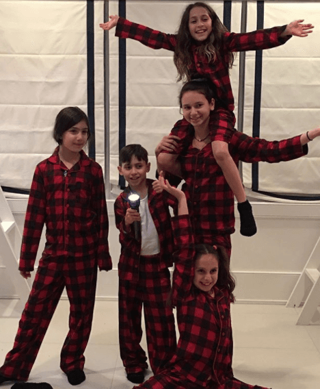 Con pijamas idénticas y de esta manera fue como celebraron los pequeños por primera vez el Día de Acción de Gracias.