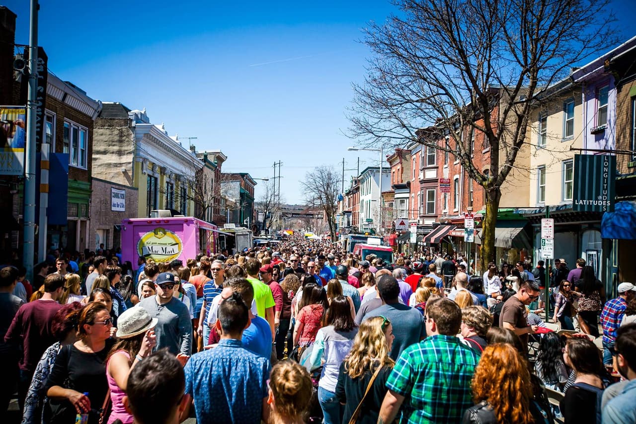 <b><a href="https://manayunk.com/">Manayunk StrEAT Food Festival (del 28 al 30 de abril)</a></b>: Más de 50 camiones de comida y restaurantes del vecindario se alinean en la calle principal de Manayunk, repartiendo platos que destacan un ingrediente de primavera: las fresas. También en el sitio este año: un puesto de granja, vendedores y música en vivo.