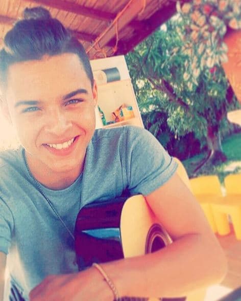 Disfruta su tiempo libre yendo a la playa, montando patineta y tocando la guitarra.