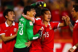 Recogebalones ayuda al portero chino a detener un penal en la Copa de Asia