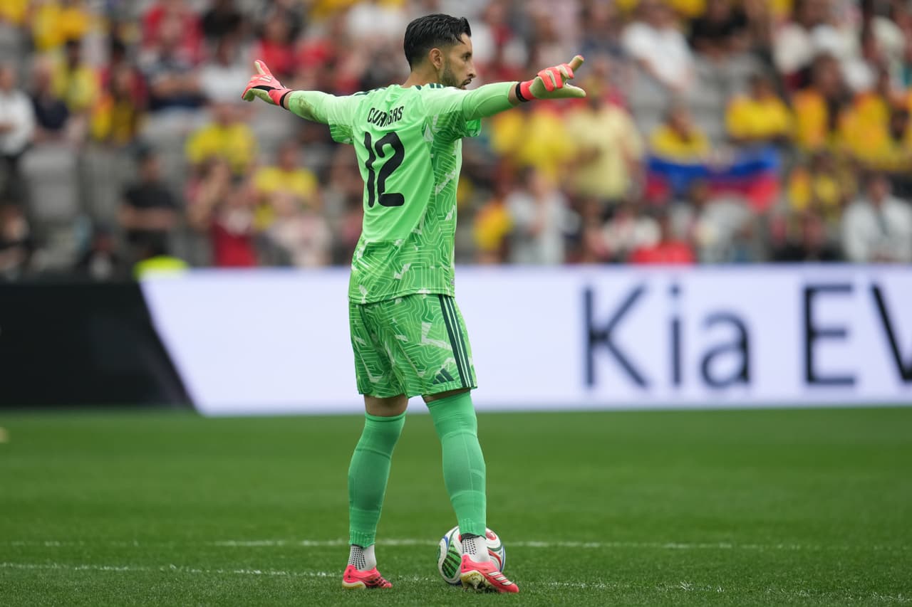 El portero de Colombia, Camilo Vargas (12), da indicaciones a sus compañeros durante el partido de octavos de final de la Copa del Mundo entre Suiza y Colombia en Vancouver, Columbia Británica, el martes 7 de julio de 2026.