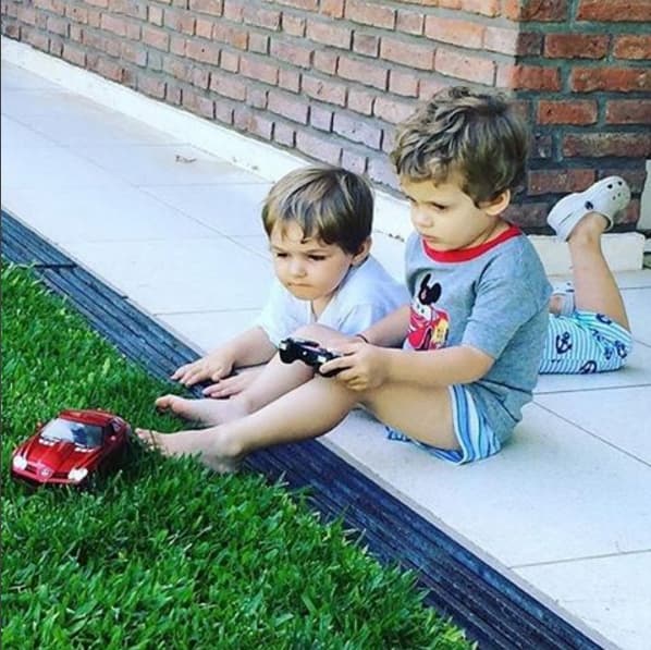 En esta foto Benicio juega con su primo Mateo.