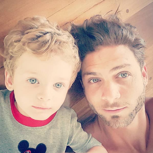 Benicio vive en Buenos Aires, Argentina con su mamá y eso los ha distanciado.