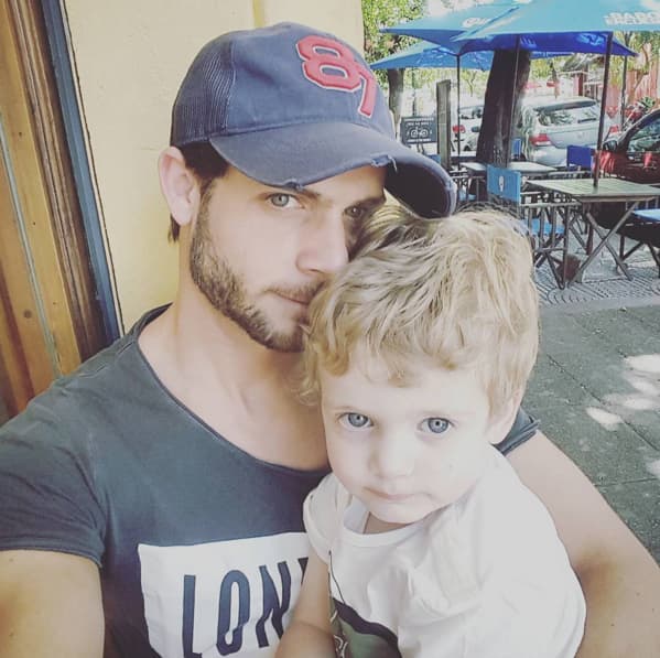 Cuando crezca será igual de guapo que su padre.