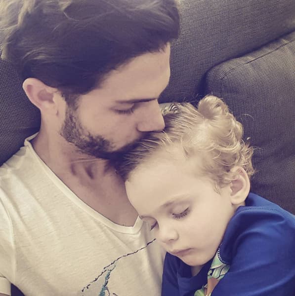 Es un padre muy amoroso.