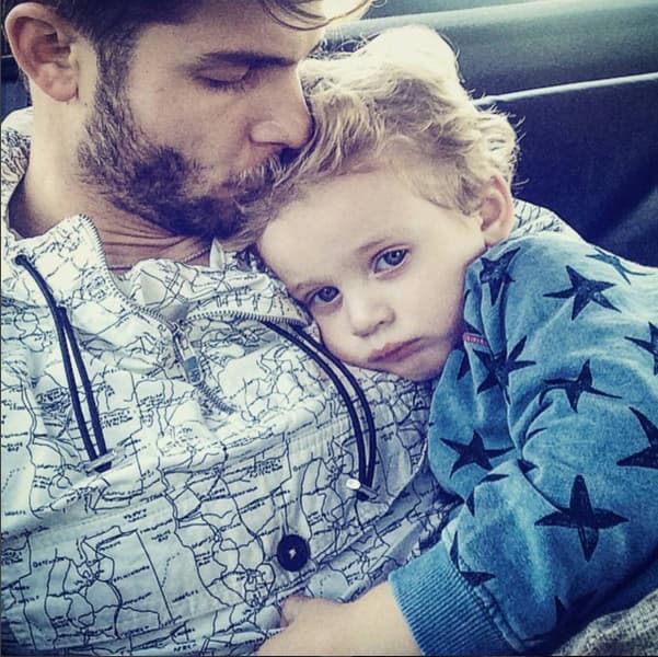 Por eso es que ve a su hijo por temporadas.