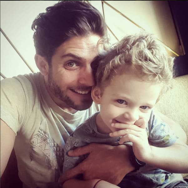 Se ve que son cómplices en las travesuras.