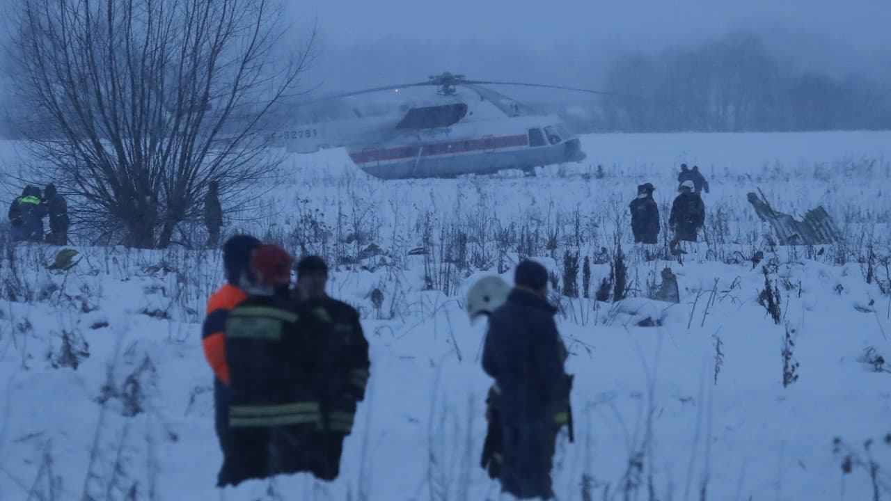 Avión se estrella cerca de Moscú con 71 personas a bordo
