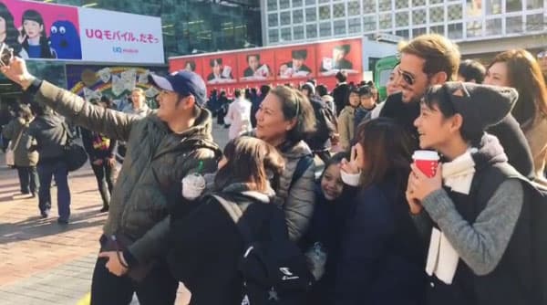 Varias personas se acercaron para tomarse fotos.