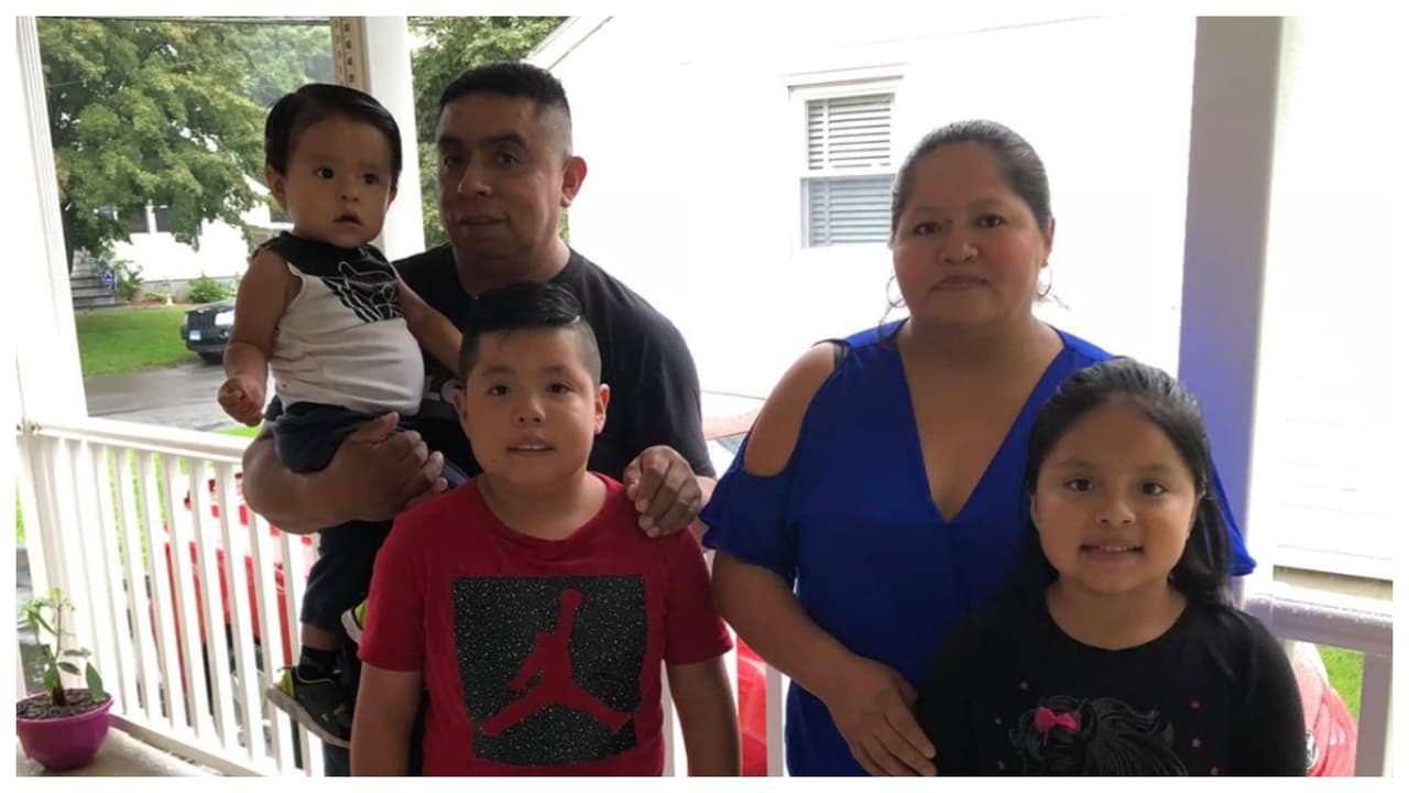 La pareja que tenía tres hijos, Junior Panjon, de 12 años, Joselyn Panjon, de 10 años, y Jonael Panjon, de 5 años, 
<b>parecía llevar una vida tranquila en su casa de 10 Whaley Street en Danbury.</b>
<br>