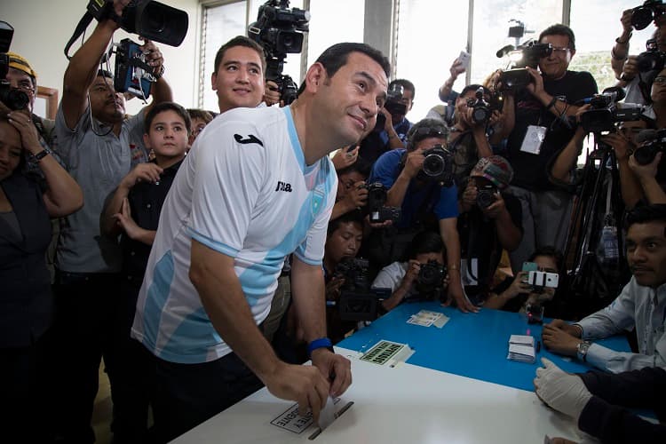 El candidato presidencial Jimmy Morale deposita su voto.