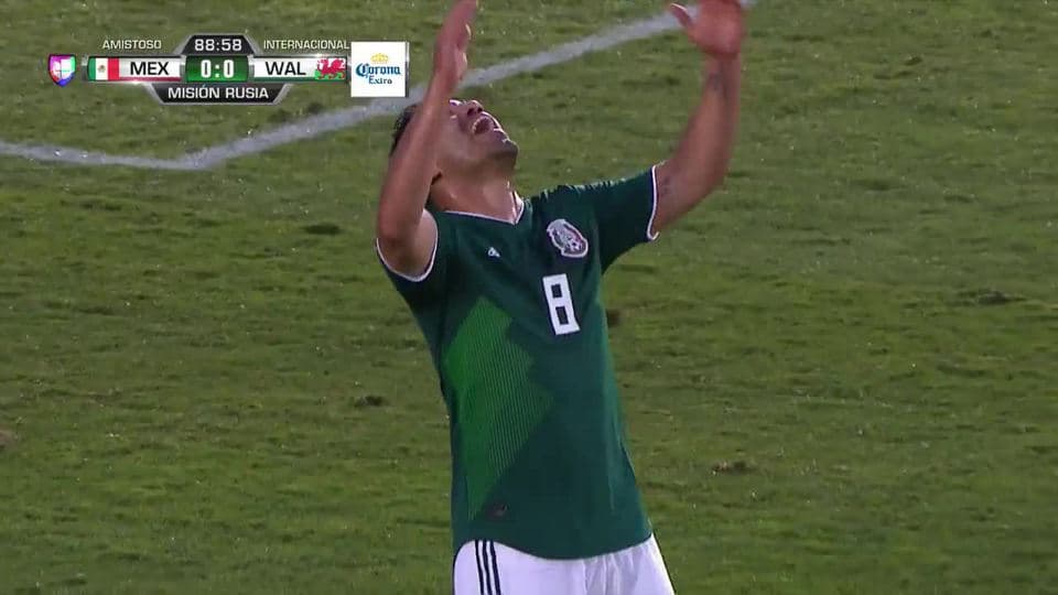 Connor Roberts despeja el balón y aleja el peligro