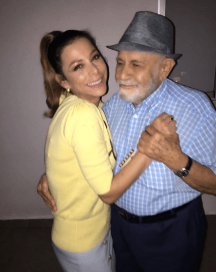 Él es un hombre encantador y muy consentidor con su hija.