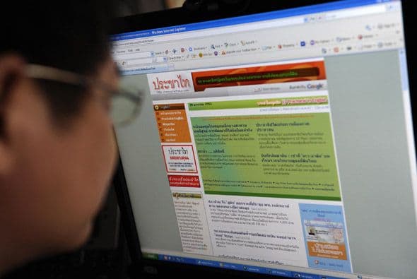 Google consigue la mayoría de sus ganancias vendiendo los anuncios desatados por palabras clave escritas en búsqueda.