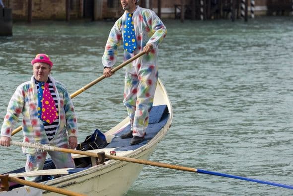 Gondoleros y pasajeros disfrazados desfilan en la tradicional regata del Gran Canal, con la que arranca oficialmente el carnaval de Venecia.