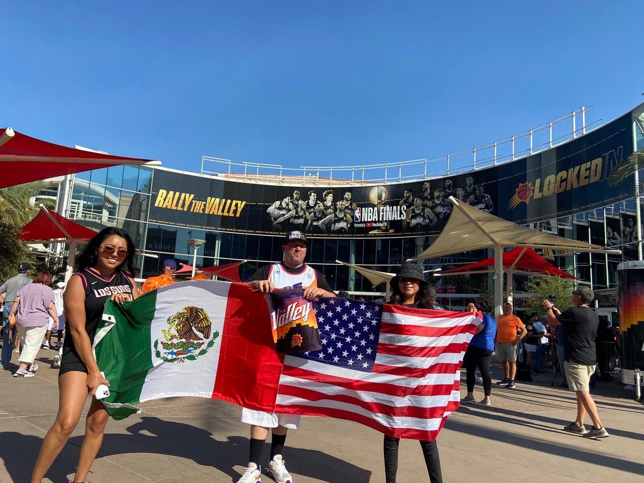 “Es muy grande para nosotros saber que tenemos a alguien en su puesto [jugador de la NBA]. Estar representando a nosotros y a nuestra gente. Eso es lo que simboliza la bandera americana y mexicana”, dijo una fanática de Booker frente las cámaras de Univision Arizona. 
<br>