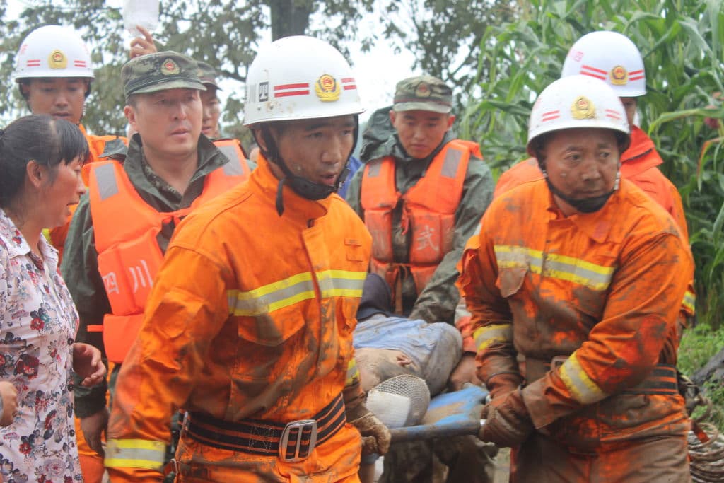 Fuerte terremoto causa 19 muertos, 200 heridos y 10,000 turistas evacuados en China