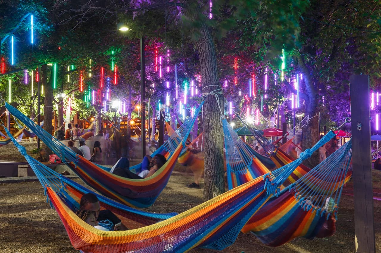 <b><a href="https://www.delawareriverwaterfront.com/places/spruce-street-harbor-park">Opening for the Season: Spruce Street Harbor Park (a partir del 6 de mayo)</a></b>: Los entusiastas de la relajación junto al río disfrutan de hamacas, juegos de patio y arcade, actuaciones musicales y delicias de proveedores locales mientras pasean por el malecón en esta atracción de clima cálido. Spruce Street Harbor Park es el escape perfecto para los visitantes que buscan relajarse y los lugareños que desean relajarse.