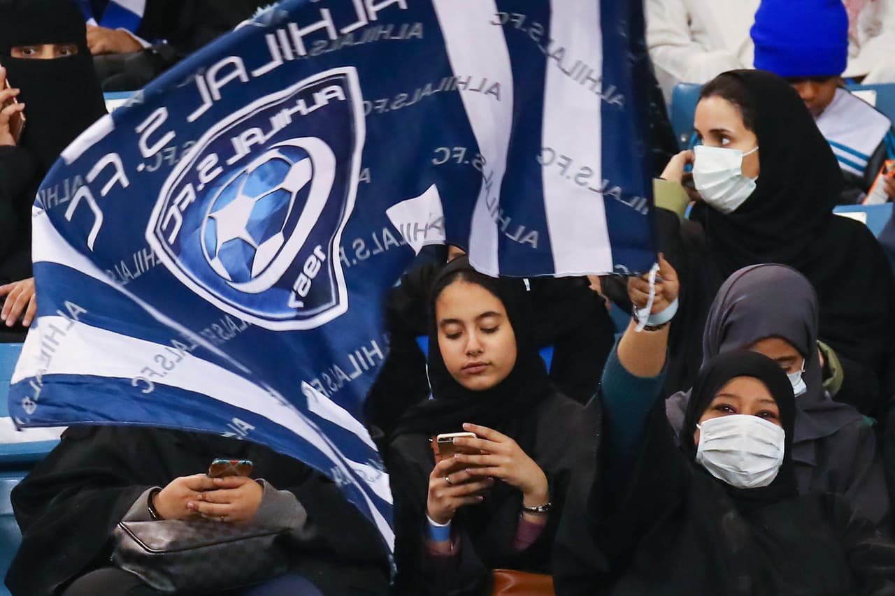 Fue a finales de octubre cuando las autoridades saudíes anunciaron que las mujeres podrían asistir a los partidos de fútbol en los estadios públicos de Yeda, de la capital, Riad, y Dammam.