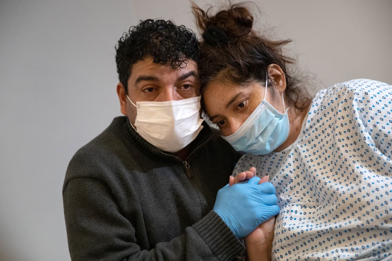 Zully junto a su esposo Marvin, una pareja de solicitantes de asilo de Guatemala que fue diagnosticada con covid-19 en Stamford, Connecticut. Con ocho meses de embarazo Zully tuvo que ser llevada al hospital con síntomas graves y allí tuvieron que hacerle una cesárea de emergencia para que diera a luz a su bebé. 
<a href="https://www.univision.com/noticias/salud/mapa-actualizado-del-coronavirus-cifras-de-casos-confirmados-y-fallecidos">Vea aquí nuestro mapa actualizado del coronavirus: cifras de casos confirmados y fallecidos </a>