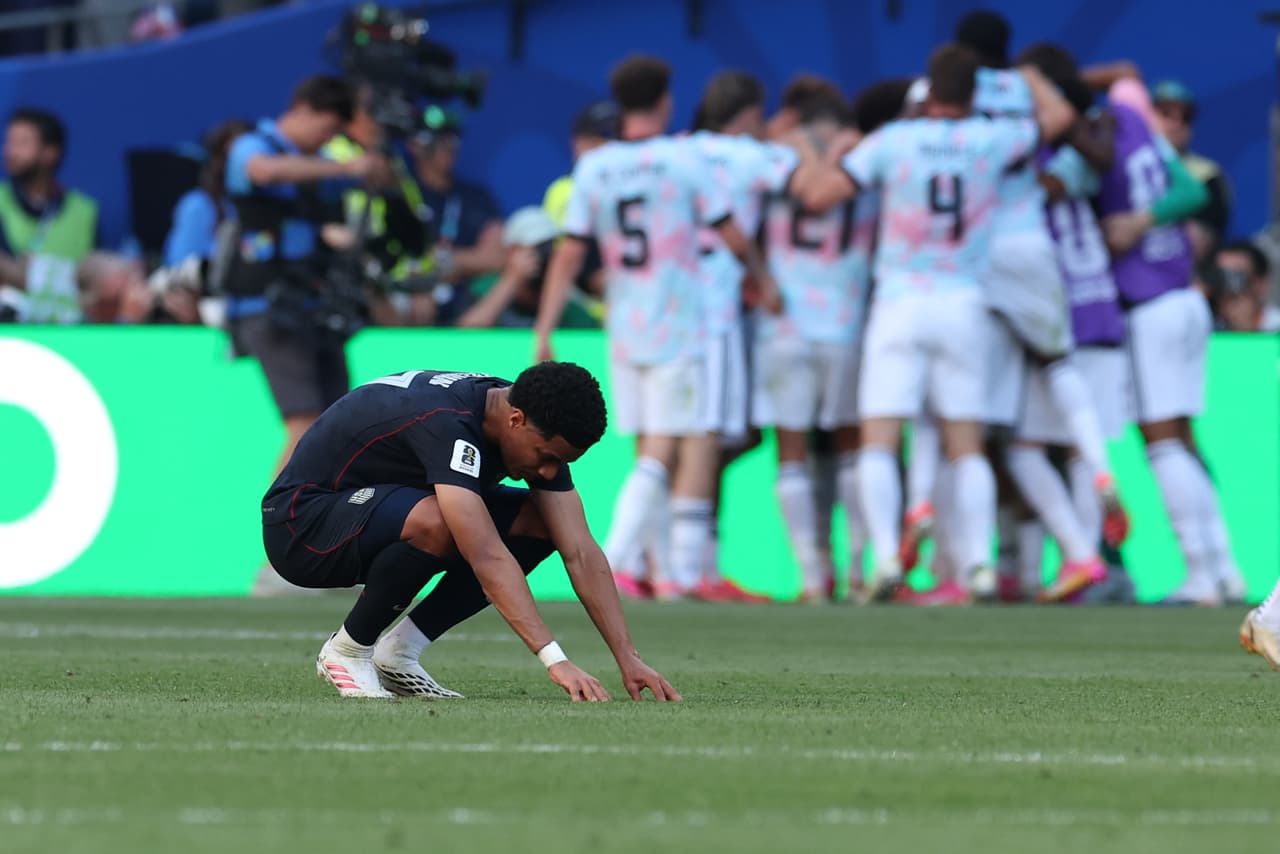 Malik Tillman (17), de Estados Unidos, reacciona tras el cuarto gol de Bélgica durante el partido de octavos de final de la Copa del Mundo entre Estados Unidos y Bélgica en Seattle, el lunes 6 de julio de 2026.