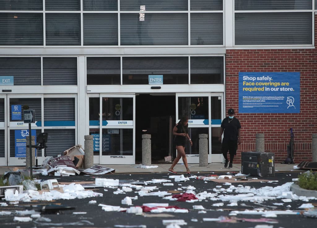 "Esto obviamente es un hecho organizado", dijo al canal WBBM-TV el reverendo Michael Pfleger, un prominente sacerdote católico del sector sur de la ciudad.
<br>