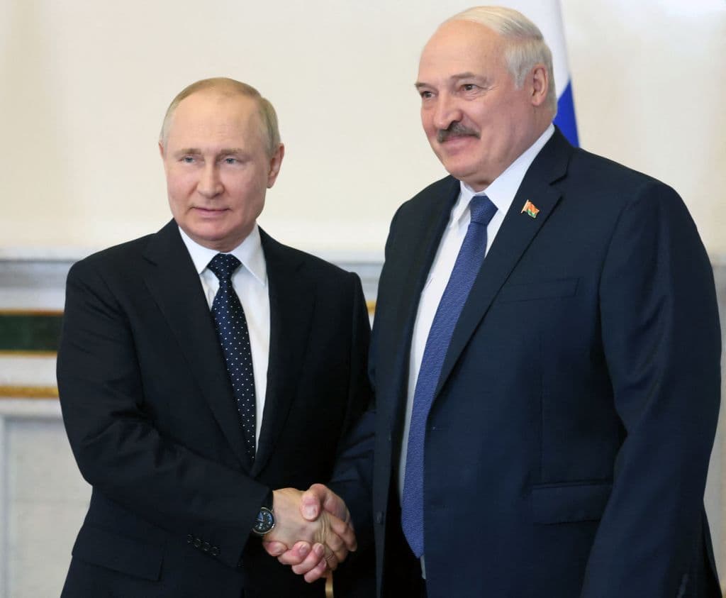 El presidente ruso, Vladimir Putin (izquierda), le da la mano a su homólogo bielorruso, Alexander Lukashenko, durante su reunión en San Petersburgo, el 25 de junio de 2022.
