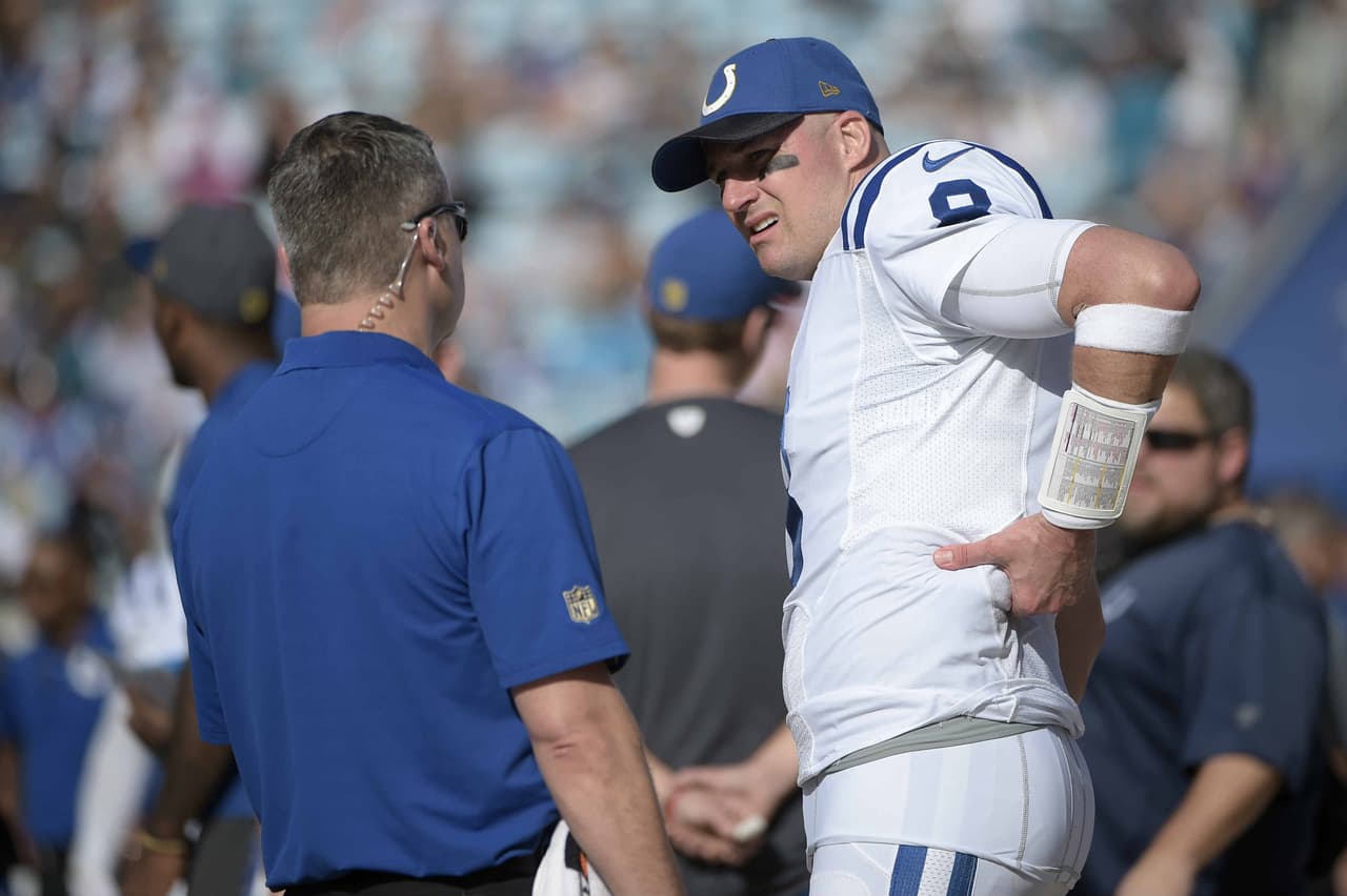 Matt Hasselbeck tuvo práctica limitada por lesión en las costillas