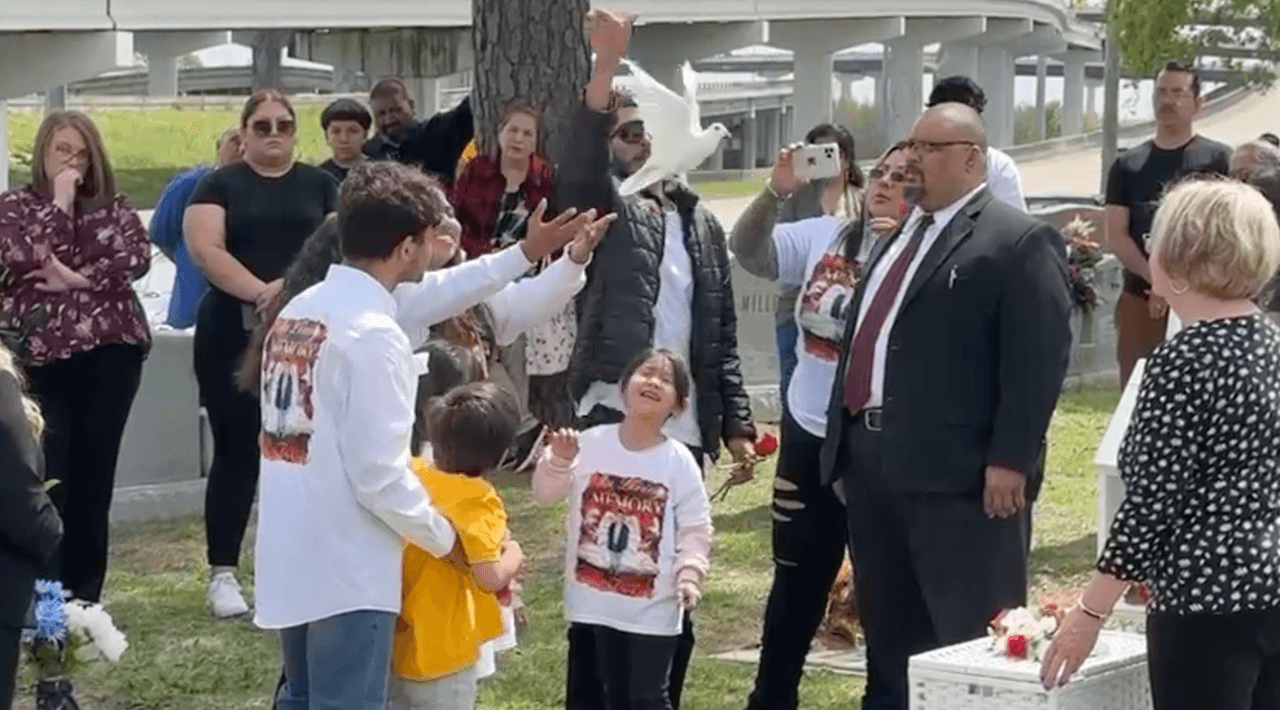 Si conoces el paradero del acusado de asesinato con posibilidad de pena capital por la muerte del niño Fernández, puedes recibir hasta $5,000 al llamar a las autoridades al 713-274-9100 o 
<a href="https://twitter.com/CrimeStopHOU">@CrimeStopHOU</a> al 713-222-TIPS (8477).
<br>